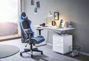 Moderner Schreibtisch mit weißer Oberfläche und schrägen Beinen, daneben ein ergonomischer Bürostuhl in Schwarz und Blau, seitliche Perspektive.