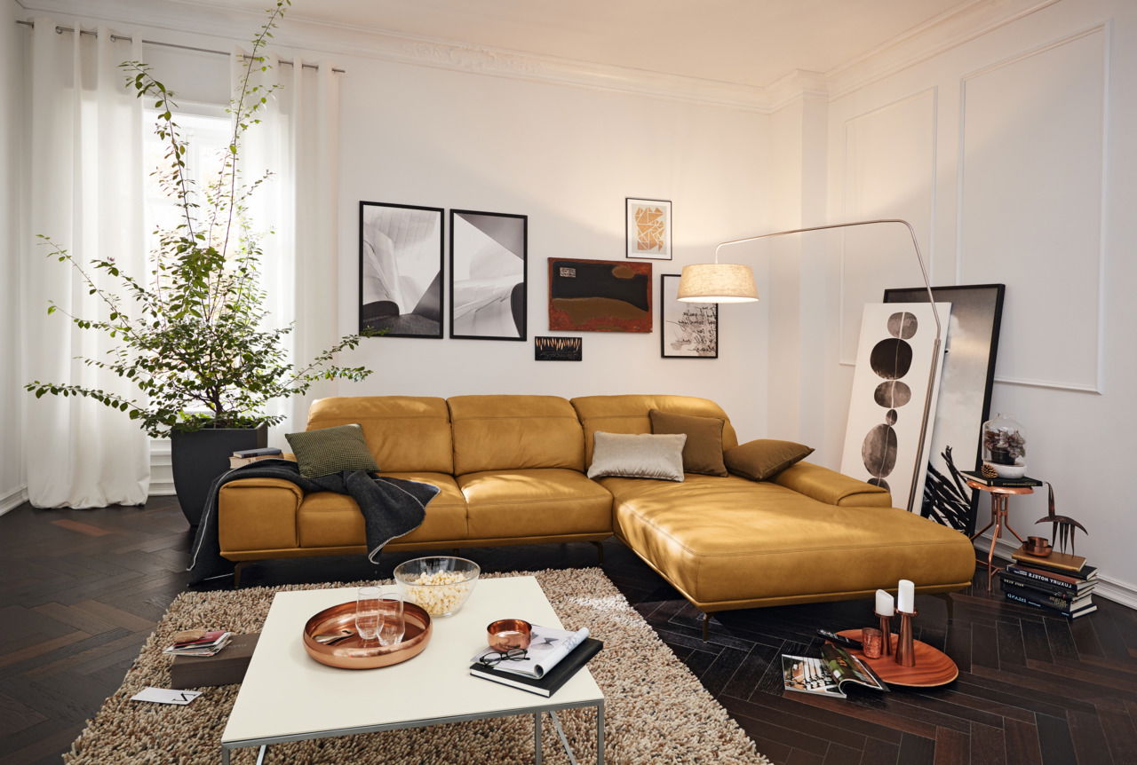 Gemütliche Longchairkombination in einem modernen Wohnzimmer mit gelbem Sofa, dekorativen Kissen und stilvoller Beleuchtung, aus der Perspektive von vorne rechts.