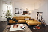 Gemütliche Longchairkombination in einem modernen Wohnzimmer mit gelbem Sofa, dekorativen Kissen und stilvoller Beleuchtung, aus der Perspektive von vorne rechts.