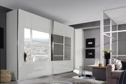 Moderner Schwebetürenschrank in Weiß mit Spiegeln, seitliche Perspektive im stilvollen Wohnzimmer.
