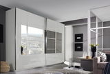 Moderner Schwebetürenschrank in Weiß mit Spiegeln, seitliche Perspektive im stilvollen Wohnzimmer.