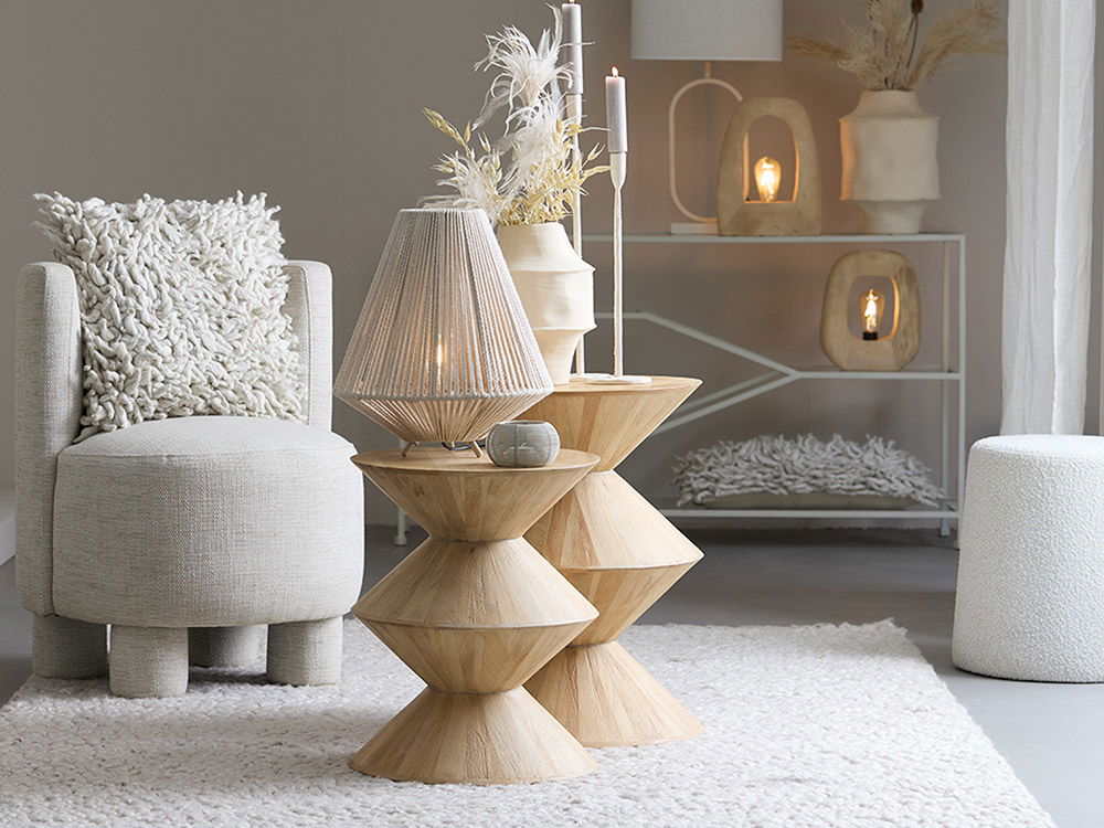 Helles Wohnzimmer-Interior in Cloud Dancer mit Holz-Beistelltischen und Stoffmöbeln“