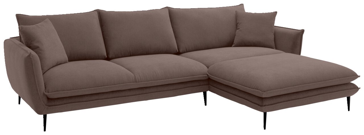 Hom´in Ecksofa LUNA Braunes Stoff-Ecksofa mit rechter Ottomane/Longchair, drei großen Rückenkissen und zwei Zierkissen auf schwarzen Metallfüßen, freigestellt in Frontansicht leicht schräg von vorn