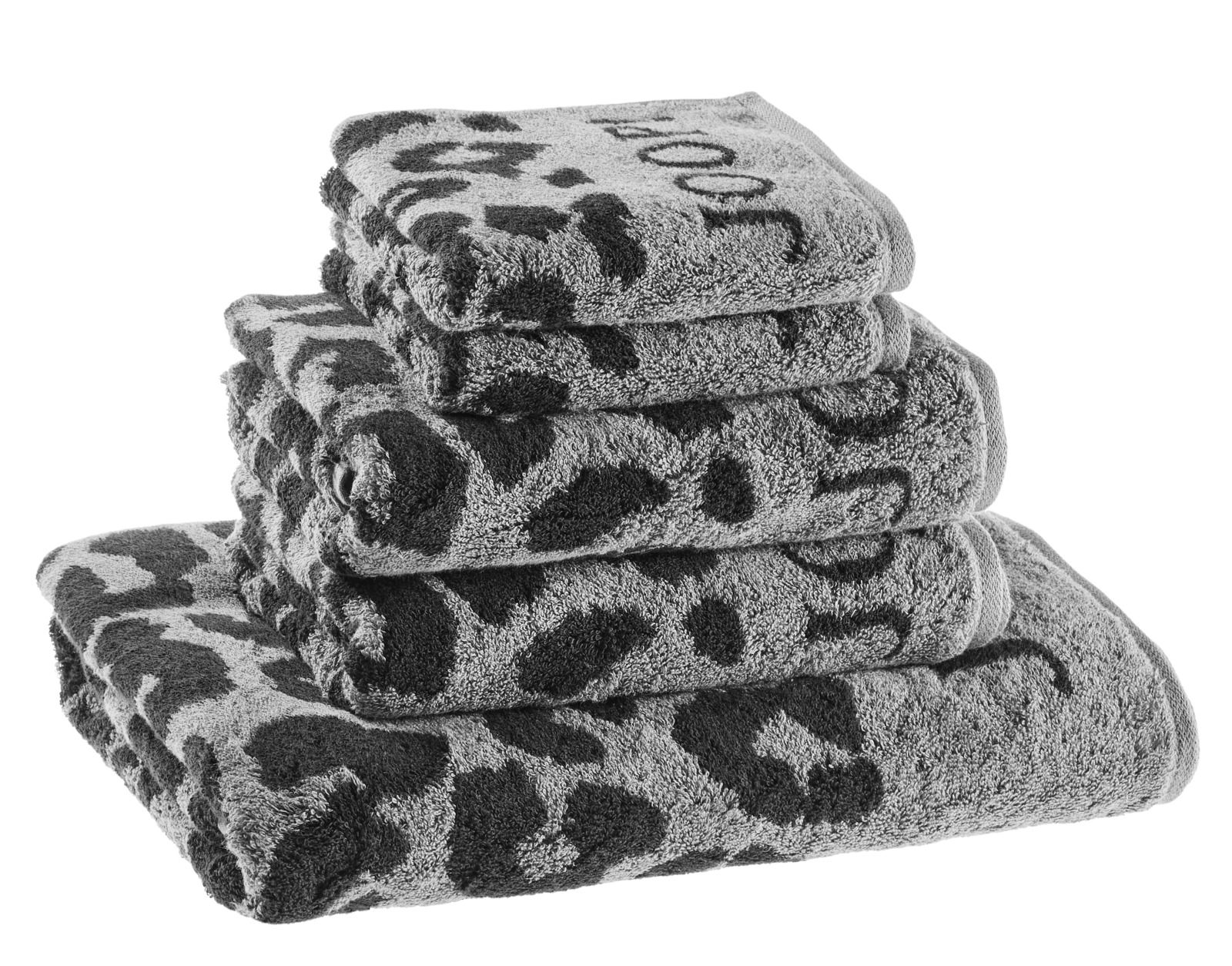 Ein Stapel von fünf grauen Handtüchern mit dunklem Leopardenmuster, von der Seite betrachtet.
