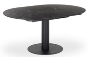 Schwarzer Esstisch mit ovaler Marmoroptik-Tischplatte und zentralem Standfuß, seitliche Perspektive