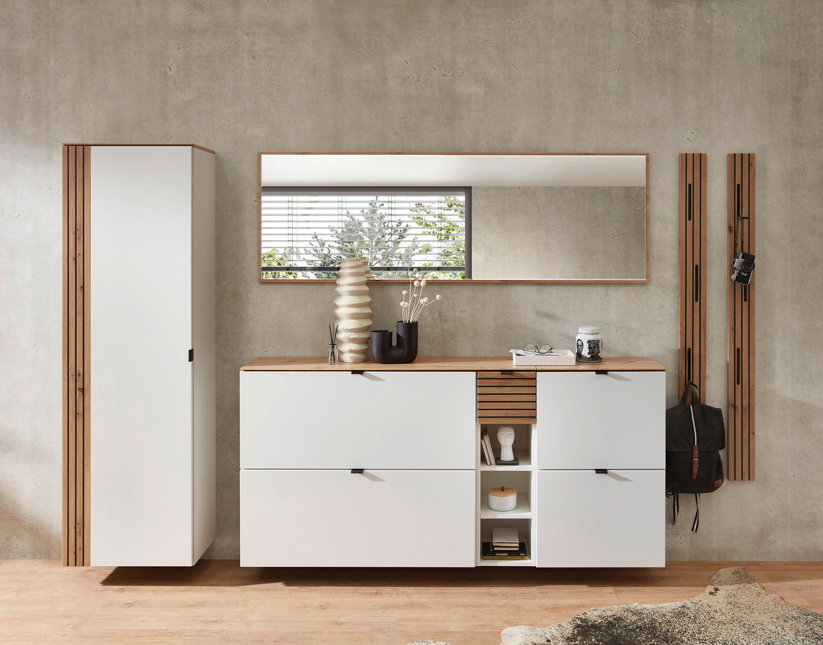 Moderne Garderobeneinrichtung mit weißem Hängeschrank, Spiegel und Schuhschrank in einer stilvollen, minimalistischen Perspektive.