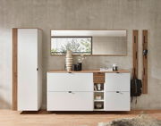 Moderne Garderobeneinrichtung mit weißem Hängeschrank, Spiegel und Schuhschrank in einer stilvollen, minimalistischen Perspektive.