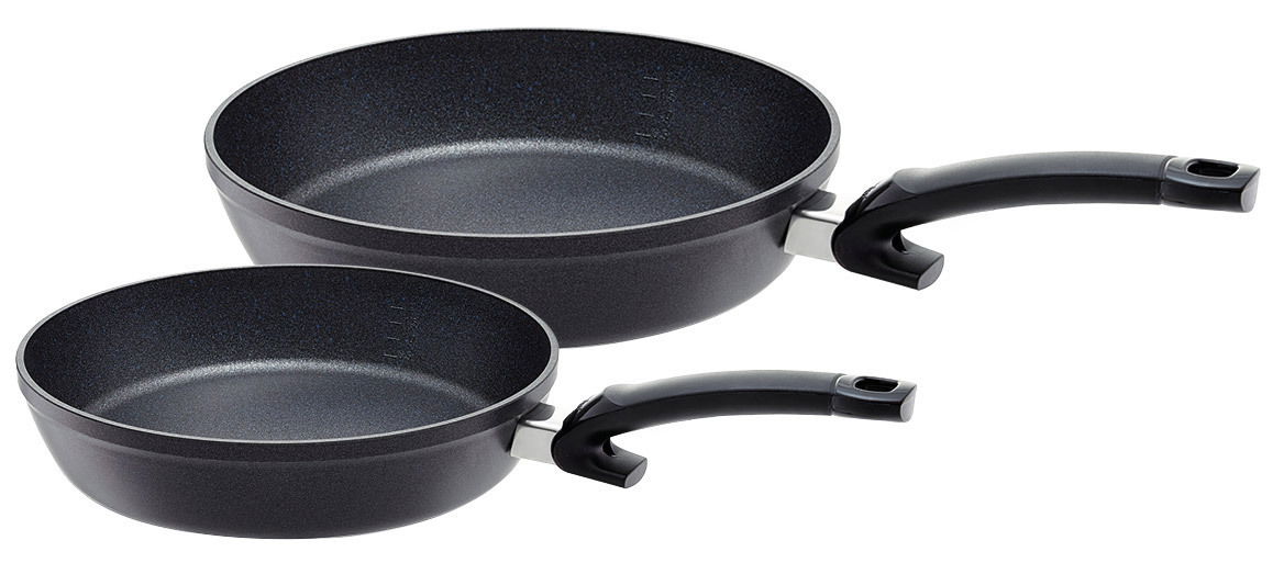 Fissler Pfannenset ADAMANT COMFORT Zwei schwarze Pfannen aus dem Pfannenset Adamant Comfort, schräg von oben fotografiert, mit ergonomischen Griffen.