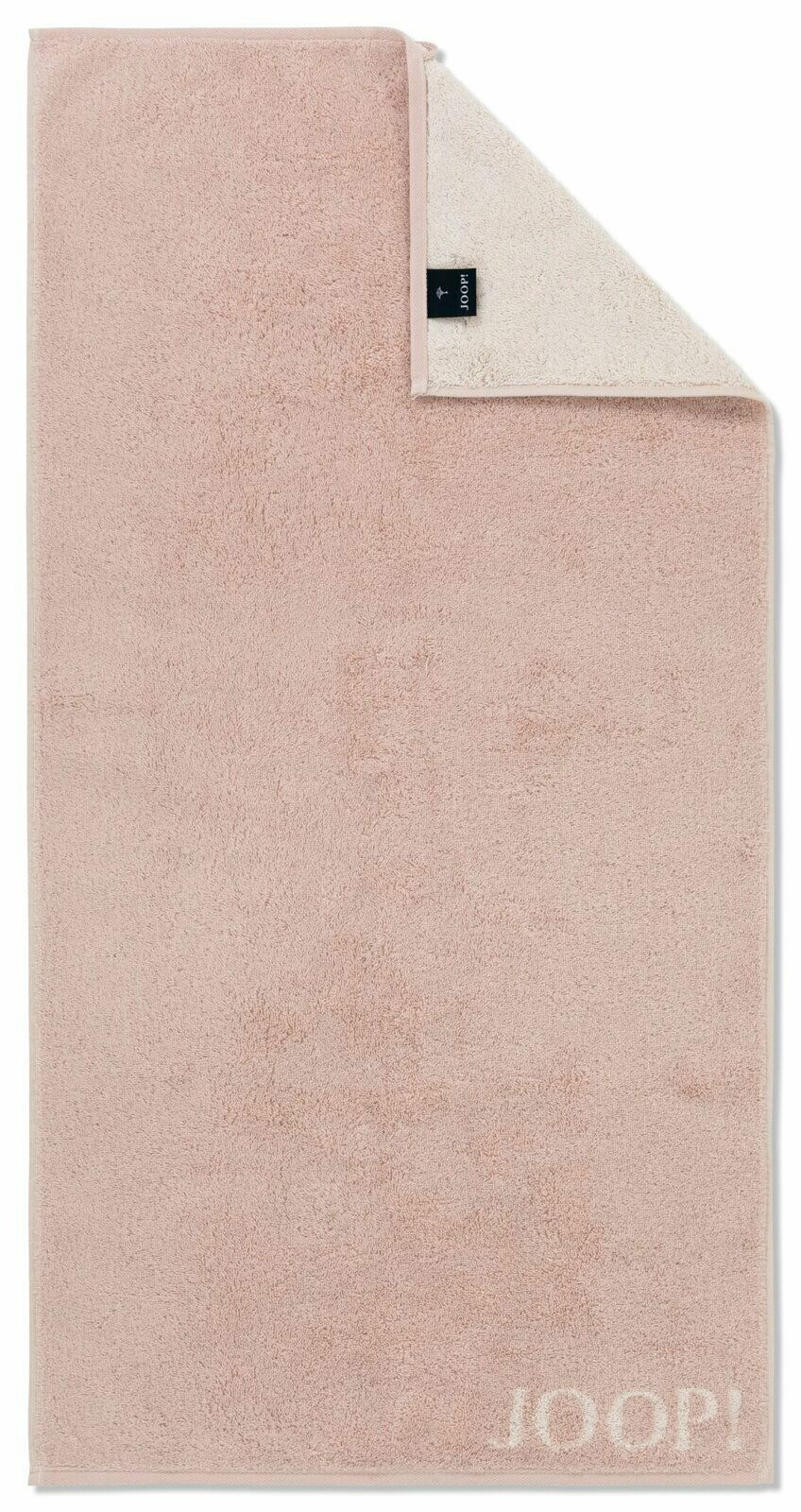 Beiges Handtuch mit umgeschlagener Ecke, Markenlabel sichtbar, Draufsicht