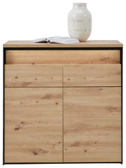 Commode van licht hout met twee lades en twee deuren, met daarop een open tijdschrift en een witte vaas, gezien van voren.