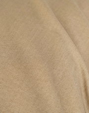 Nahaufnahme einer Bettwäsche mit Fischgrätenmuster in Beige.