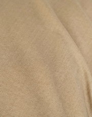 Nahaufnahme einer Bettwäsche mit Fischgrätenmuster in Beige.