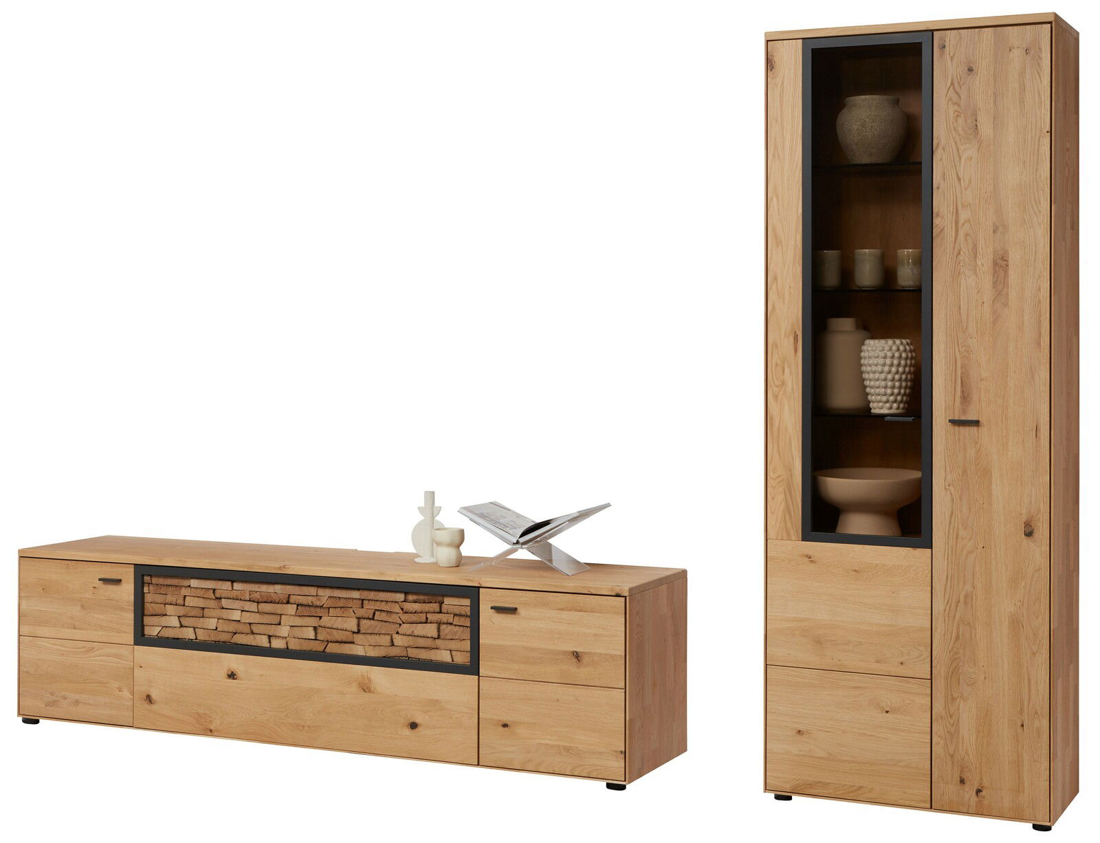 Wandkombination aus Holz mit einem niedrigen Sideboard und einem hohen Schrank mit Glastür, frontal betrachtet.