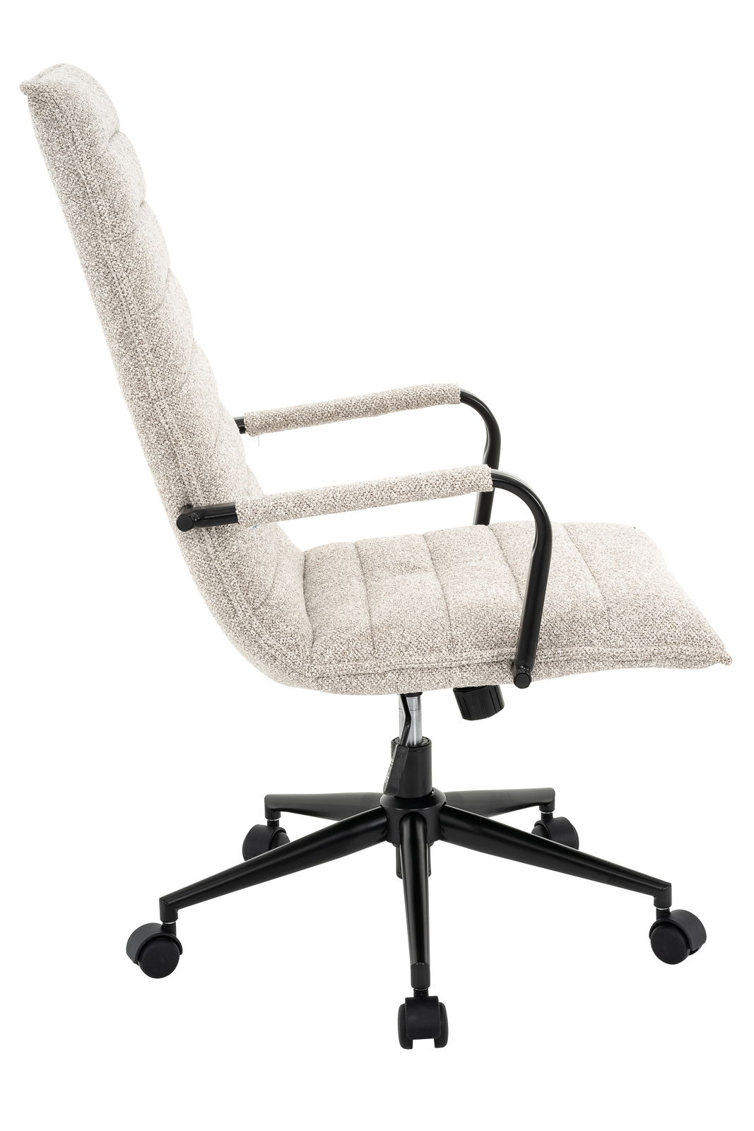 Seitenansicht eines modernen Drehstuhls mit gepolstertem Stoffbezug und schwarzen Armlehnen auf einem schwarzen Rollfuß.