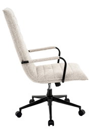 Seitenansicht eines modernen Drehstuhls mit gepolstertem Stoffbezug und schwarzen Armlehnen auf einem schwarzen Rollfuß.