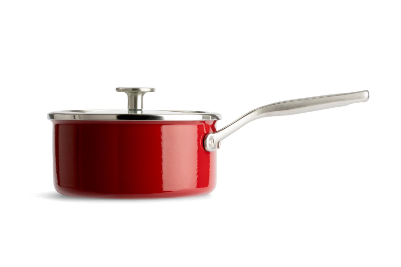 Rode kookpot met deksel en lang handvat, zijaanzicht