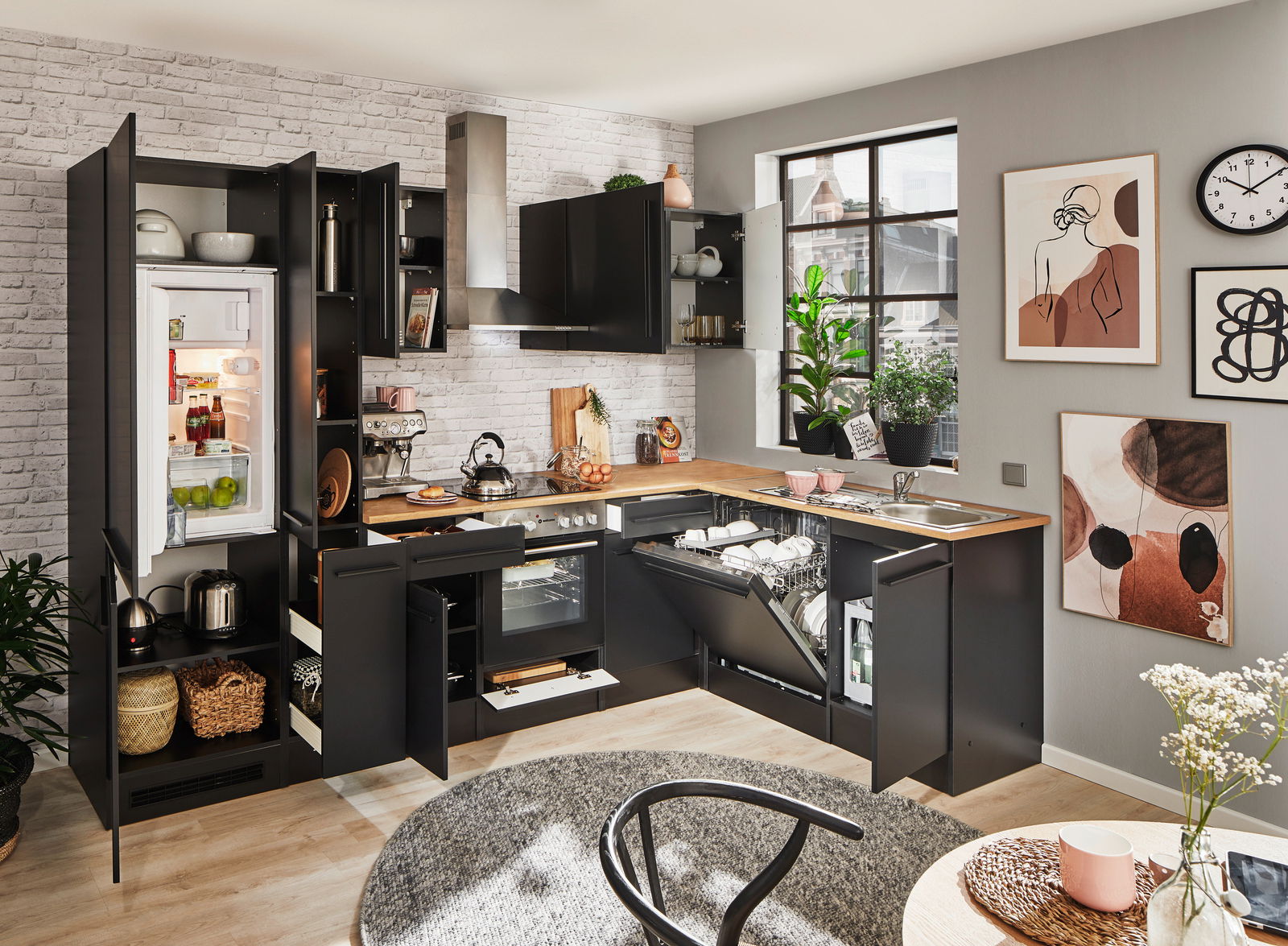 Moderne Küche mit Eckunterschrank, offene Schränke und Geräte, Blick von vorne.