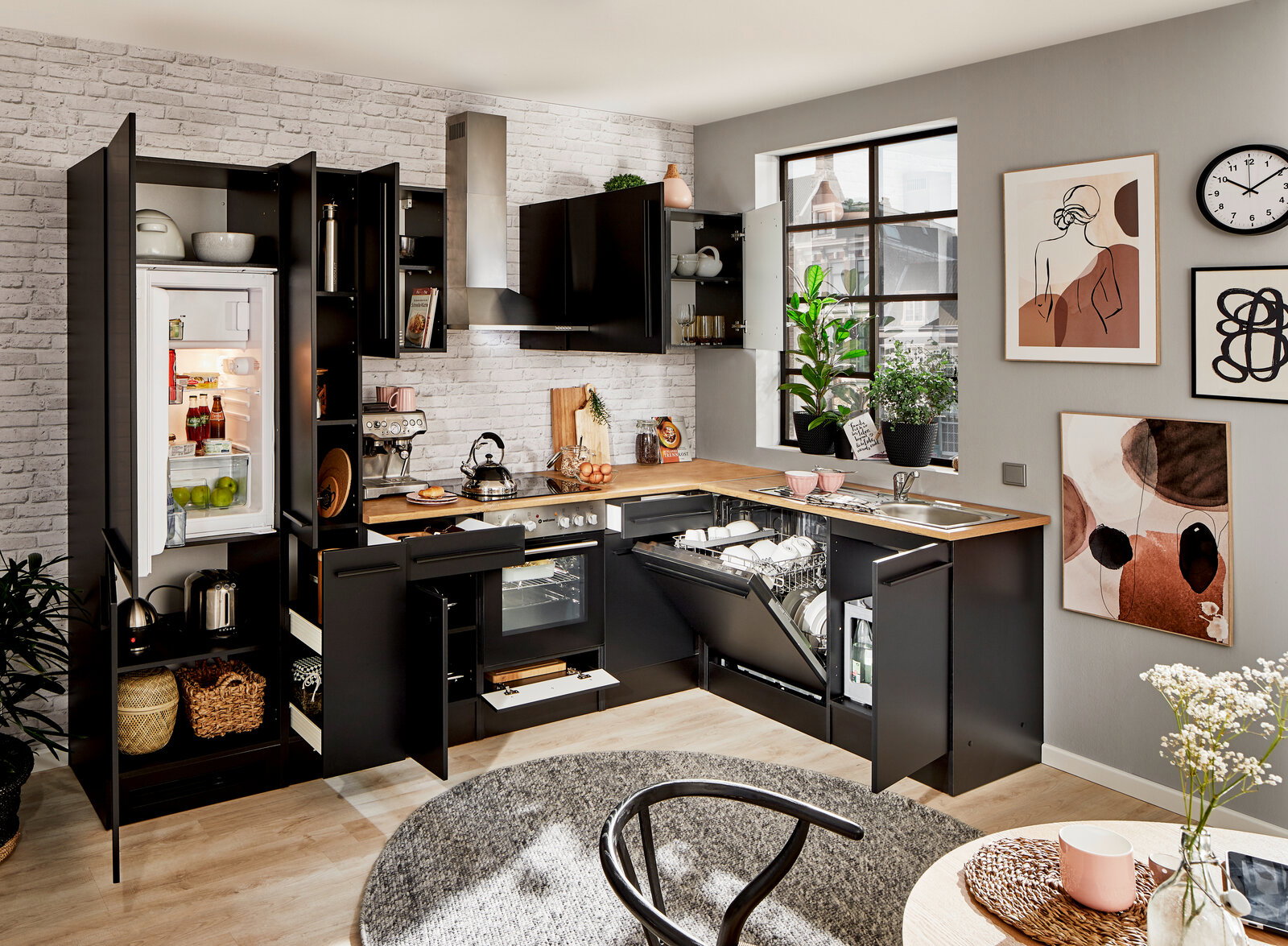 Moderne Küche mit Eckunterschrank, offene Schränke und Geräte, Blick von vorne.