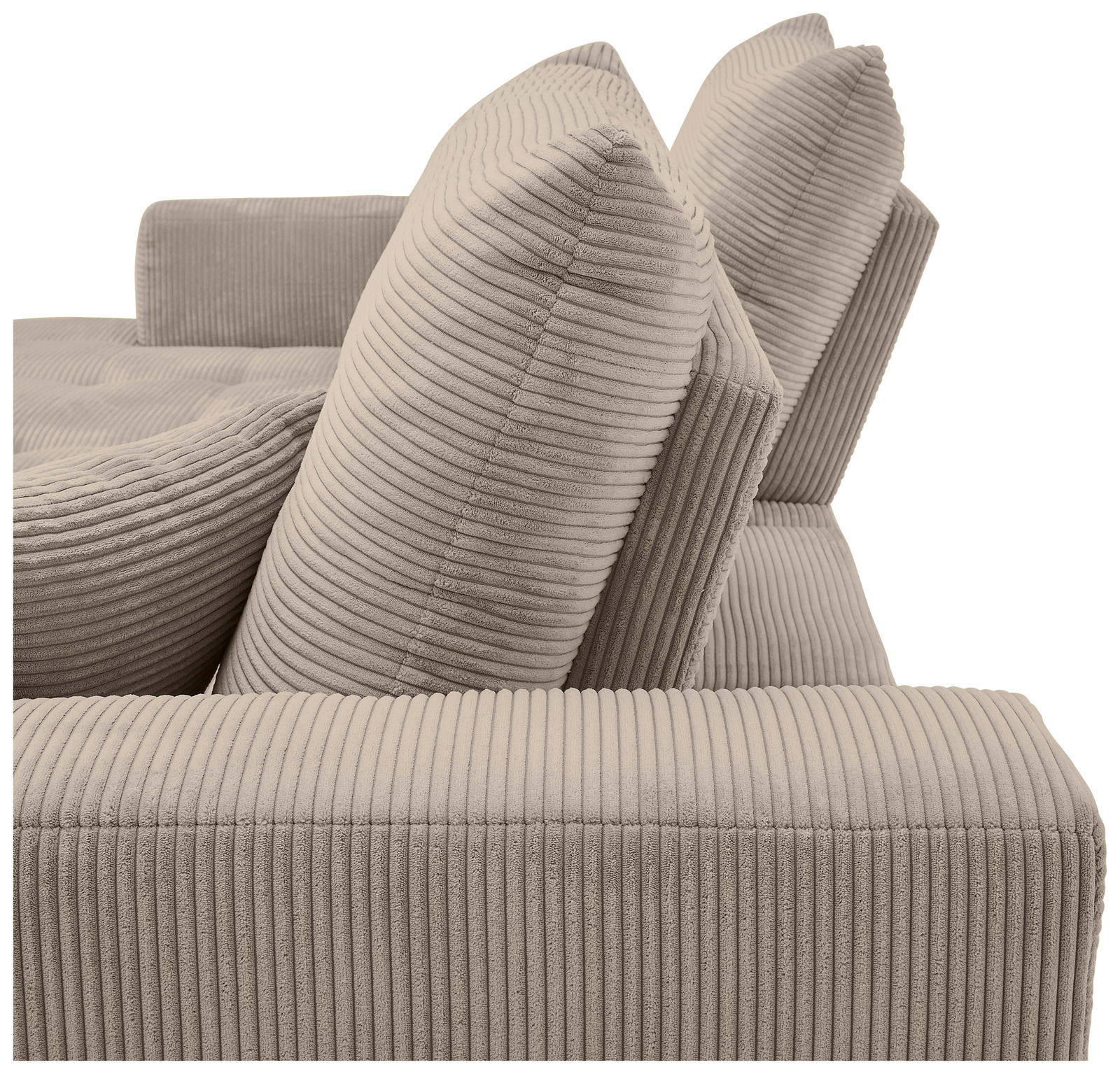 Nahaufnahme einer beigen, gerippten Sofaecke mit zwei großen Kissen, seitliche Perspektive.