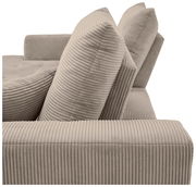 Nahaufnahme einer beigen, gerippten Sofaecke mit zwei großen Kissen, seitliche Perspektive.
