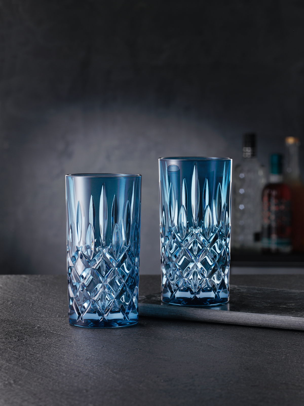 Nachtmann Longdrinkglas Noblesse 2er-Set NOBLESSE Zwei elegante Longdrinkgläser aus der Noblesse-Serie in blauer Kristalloptik, frontal auf einem dunklen Hintergrund präsentiert.