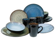 Kombiservice Bali 16-tlg. in einer frontalen Perspektive, bestehend aus Tellern, Schalen und Tassen in verschiedenen Blau- und Grüntönen mit einem modernen, gesprenkelten Design.