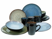 Kombiservice Bali 16-tlg. in einer frontalen Perspektive, bestehend aus Tellern, Schalen und Tassen in verschiedenen Blau- und Grüntönen mit einem modernen, gesprenkelten Design.