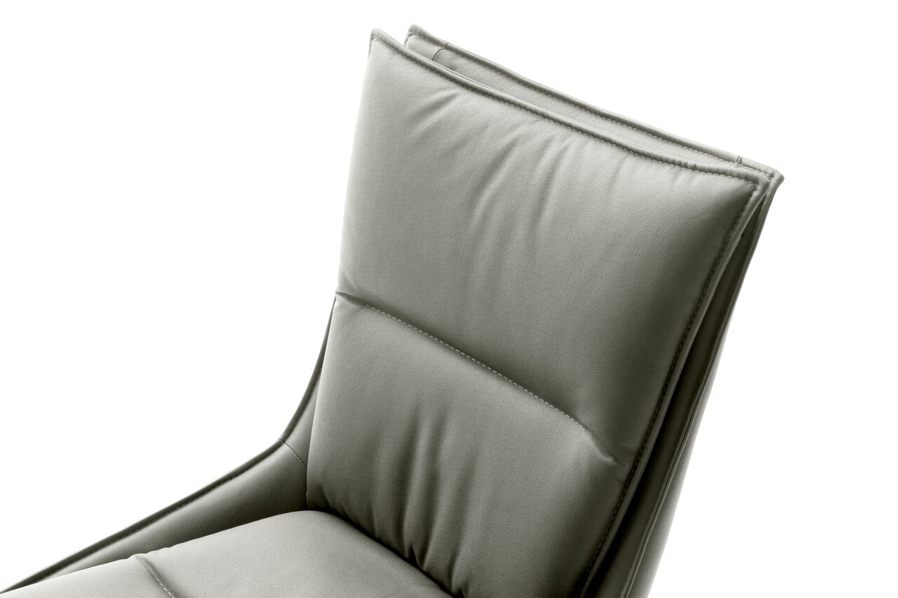 Nahaufnahme eines gepolsterten Stuhlrückens in grauem Stoff, seitliche Perspektive