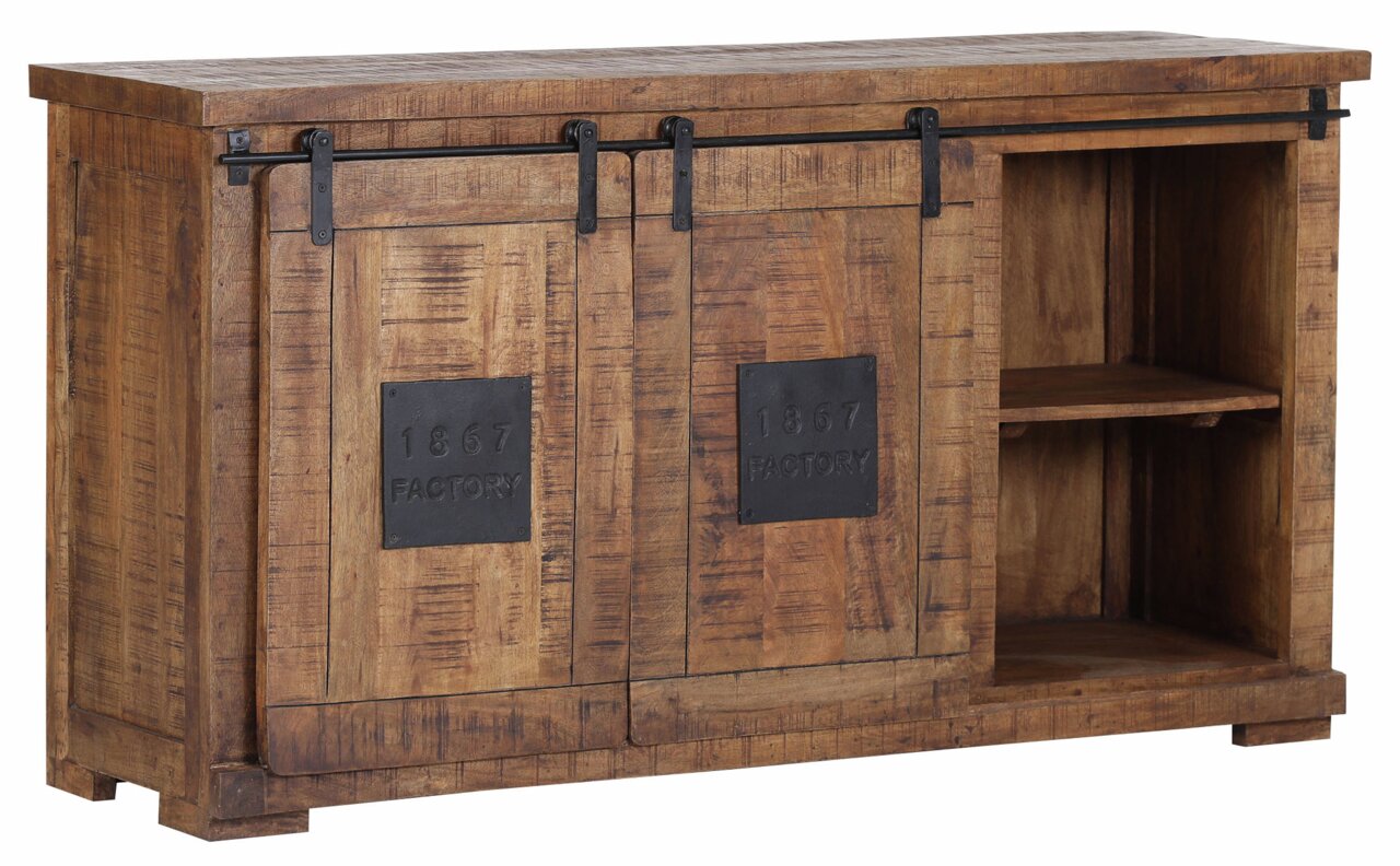 Rustikales Sideboard aus Holz mit Schiebetüren und Metallakzenten, seitliche Perspektive