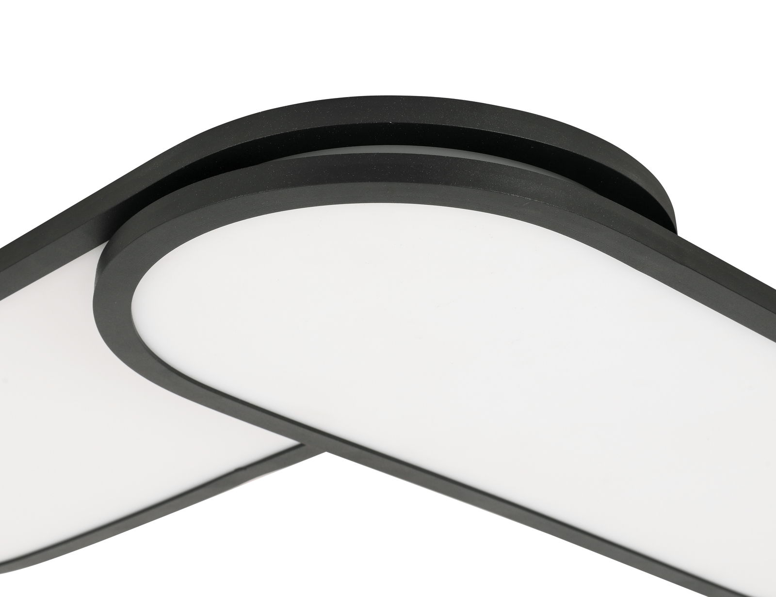 Nahaufnahme eines modernen LED-Panels mit schwarzem Rahmen und weißer Leuchtfläche, von unten betrachtet.