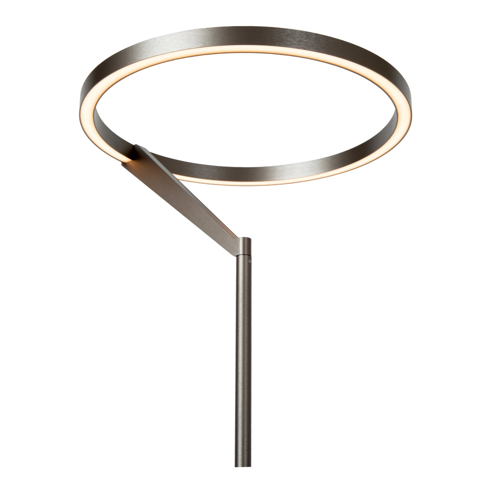 Moderne LED-Stehleuchte mit ringförmigem Leuchtenkopf in gebürstetem Metall und warmweißem Licht, seitliche Ansicht in leichter Untersicht vor weißem Hintergrund