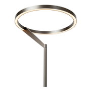 Moderne LED-Stehleuchte mit ringförmigem Leuchtenkopf in gebürstetem Metall und warmweißem Licht, seitliche Ansicht in leichter Untersicht vor weißem Hintergrund
