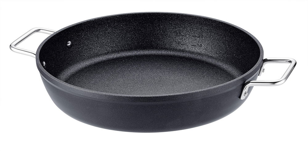 Schwarze Servierpfanne mit 32 cm Durchmesser, zwei silbernen Griffen, aus einer leicht erhöhten Perspektive fotografiert.