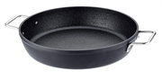 Schwarze Servierpfanne mit 32 cm Durchmesser, zwei silbernen Griffen, aus einer leicht erhöhten Perspektive fotografiert.