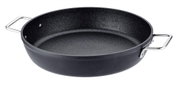 Schwarze Servierpfanne mit 32 cm Durchmesser, zwei silbernen Griffen, aus einer leicht erhöhten Perspektive fotografiert.
