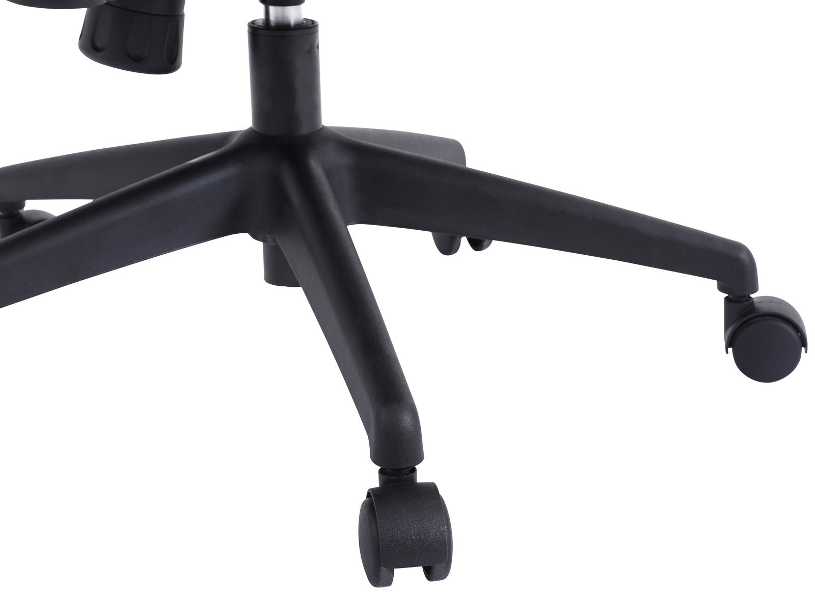 Nahaufnahme der Basis eines schwarzen Homeoffice-Drehstuhls mit Rollen, seitliche Perspektive.