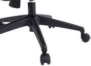 Nahaufnahme der Basis eines schwarzen Homeoffice-Drehstuhls mit Rollen, seitliche Perspektive.