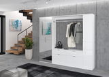Moderner weißer Hochschrank in einem stilvollen Wohnzimmer, frontal betrachtet, mit integrierter Garderobe und Schubladen.