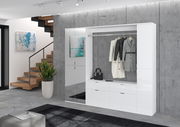 Moderner weißer Hochschrank in einem stilvollen Wohnzimmer, frontal betrachtet, mit integrierter Garderobe und Schubladen.