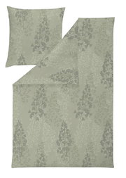 Bettwäsche-Set in Salbeigrün mit elegantem Blätter- und Ginkgomuster, aus leicht erhöhter Frontalperspektive mit Kissenbezug und teilweise umgeschlagener Bettdecke dargestellt