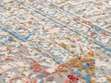 Nahaufnahme eines Designer-Teppichs mit buntem, abstraktem Muster in Weiß, Blau, Rot und Gelb.