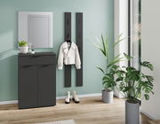 Moderner Spiegel in einem stilvollen Flur mit Pflanzen und Garderobe, Frontalansicht