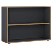 Offenes Regal/Sideboard in Anthrazit mit Holzrahmen und Zwischenboden, freistehend auf kleinen Füßen, Ansicht schräg von vorn