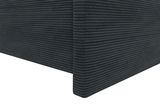 Nahaufnahme einer Ecke eines Boxspringbetts mit dunkelgrauem, geripptem Stoffbezug, seitliche Perspektive