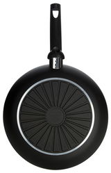 Pfanne von unten mit schwarzem Griff und runder, gerillter Bodenstruktur, Draufsicht.