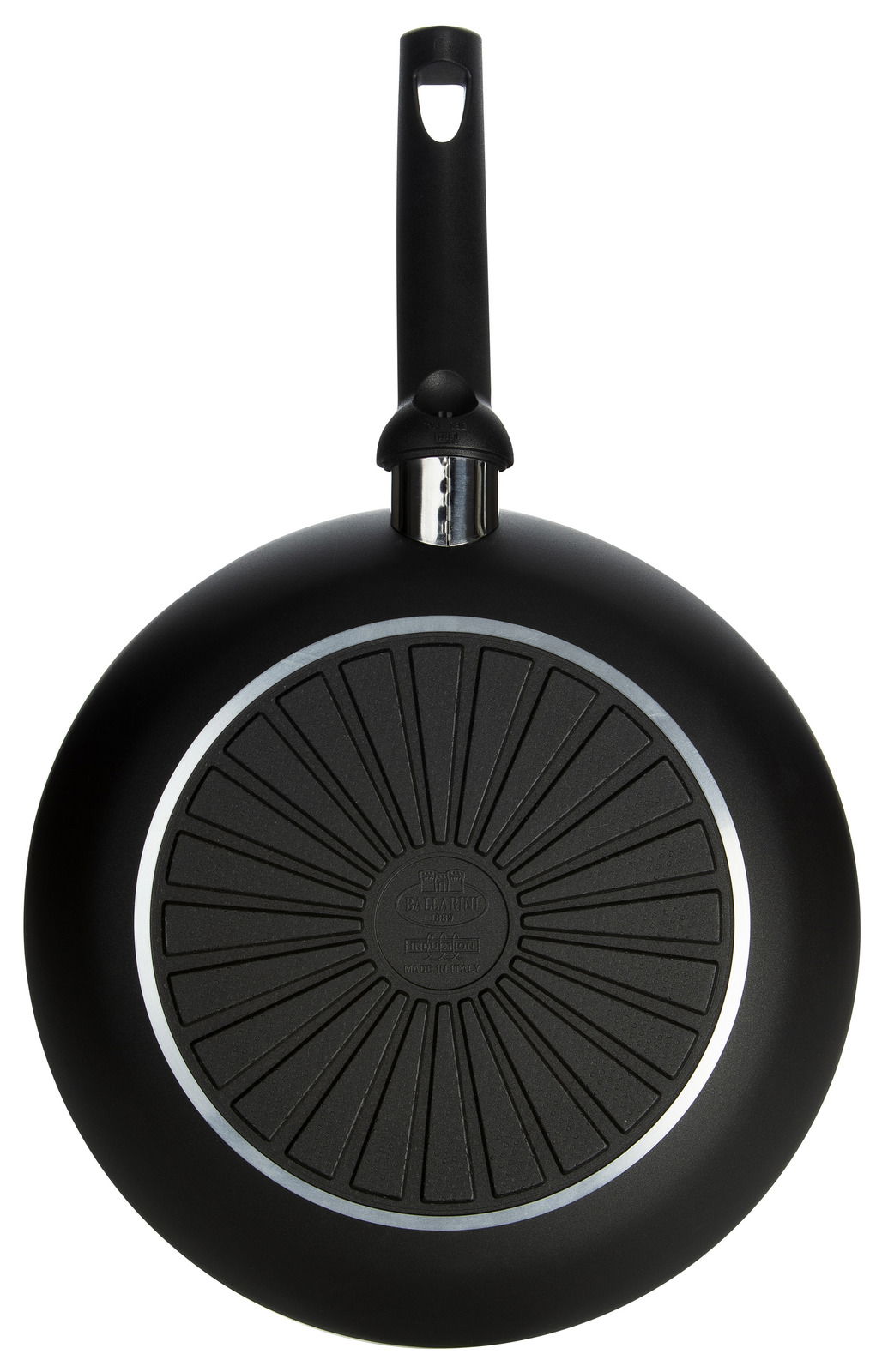 Pfanne von unten mit schwarzem Griff und runder, gerillter Bodenstruktur, Draufsicht.