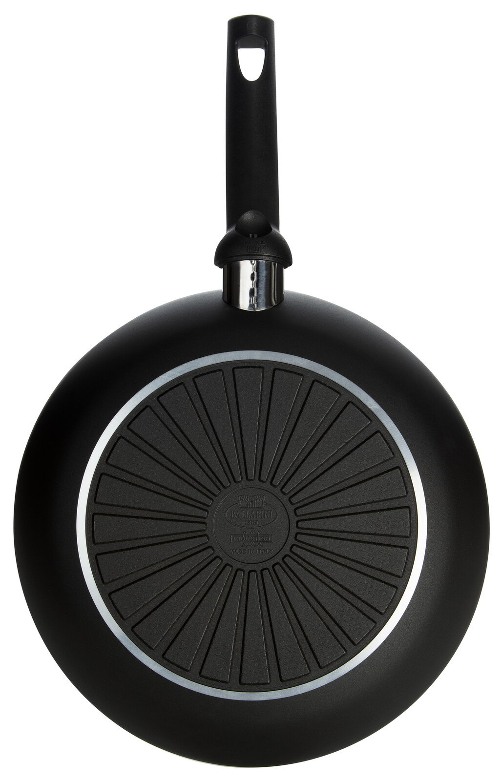 Pfanne von unten mit schwarzem Griff und runder, gerillter Bodenstruktur, Draufsicht.