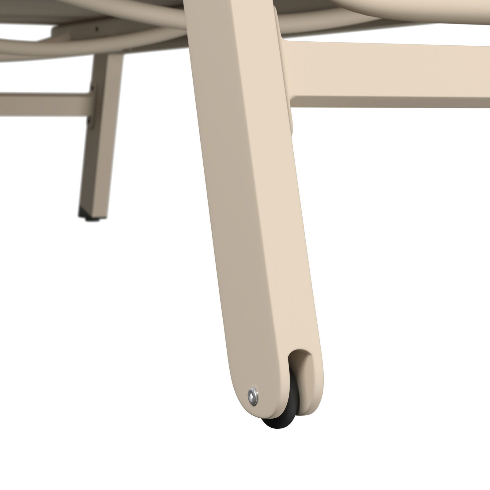 Nahaufnahme eines Beins einer Sonnenliege mit Rad, seitliche Perspektive