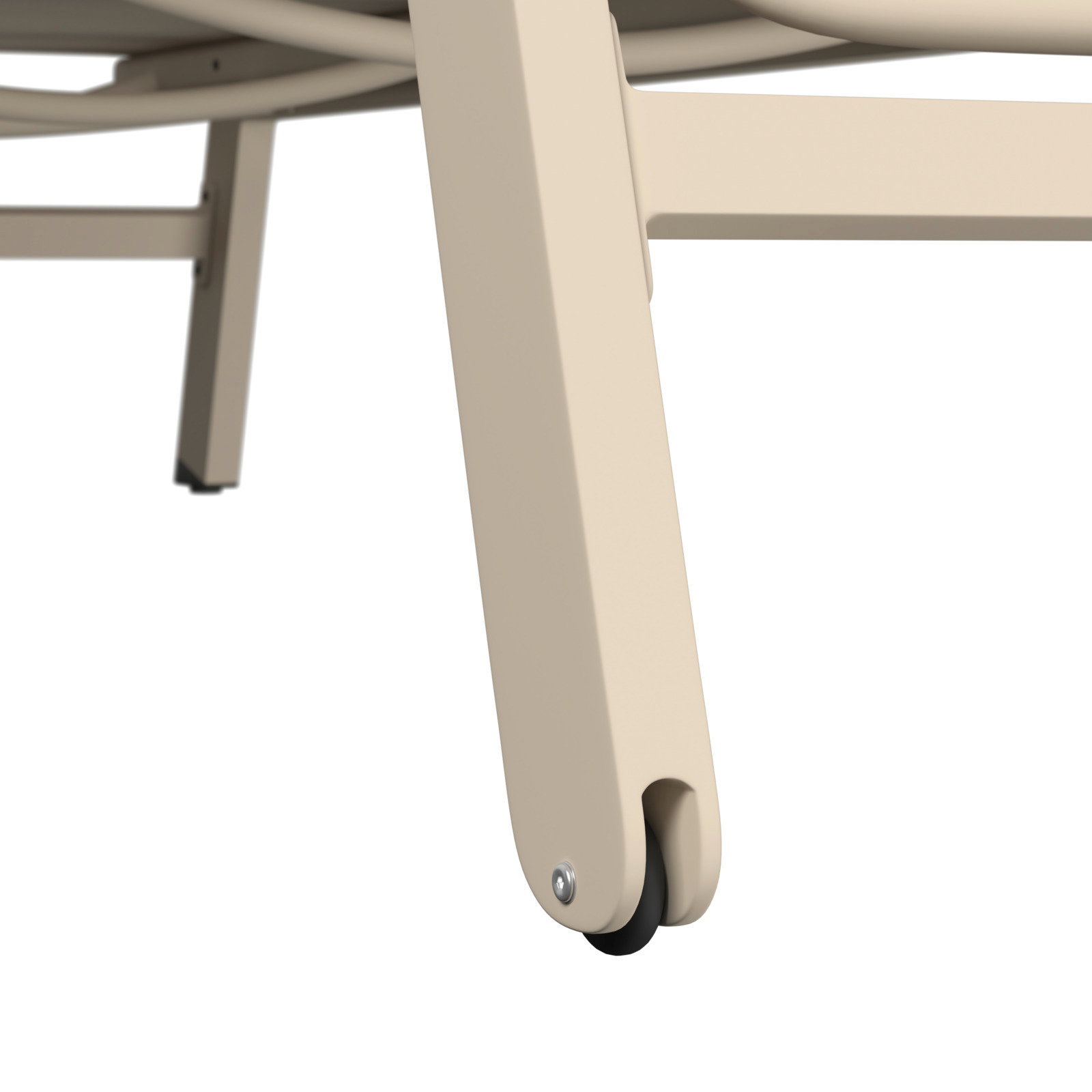 Nahaufnahme eines Beins einer Sonnenliege mit Rad, seitliche Perspektive