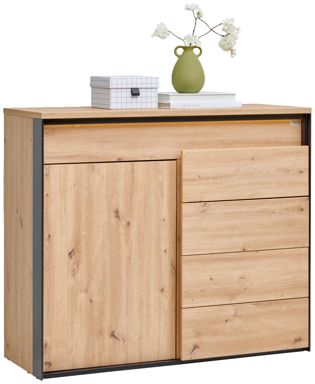 Voleo Kommode EDRA Kommode aus hellem Holz mit drei Schubladen und einer Tür, dekoriert mit einer grünen Vase und einer Box, seitliche Perspektive